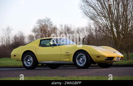 Stony Stratford, Großbritannien, 1. Januar 2024. Gelber Chevrolet Corvette-Wagen aus dem Jahr 1974, der in Stony Stratford für den jährlichen Neujahrstag-Oldtimer und klassischen Vehicle ankommt Stockfoto