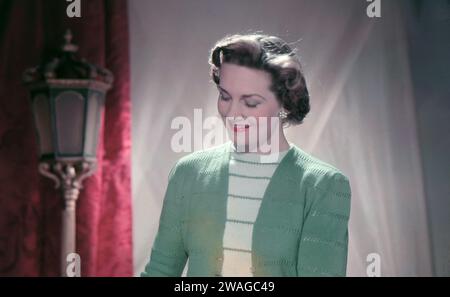 1950er Jahre, historisch, eine elegante junge Dame, Mitte 20, die die neueste Langarm-Strickjacke aus reiner Schurwolle und Oberteil mit Rundhalsausschnitt nachempfunden hat, England, Großbritannien. Stockfoto