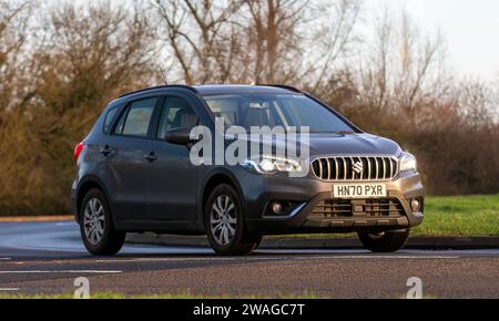 Stony Stratford, UK 1. Januar 2024,2020 Suzuki SX4 S-Cross SZ4 Hybrid-Elektrofahrzeug Ankunft in Stony Stratford für den jährlichen Neujahrstag Vintage und c Stockfoto