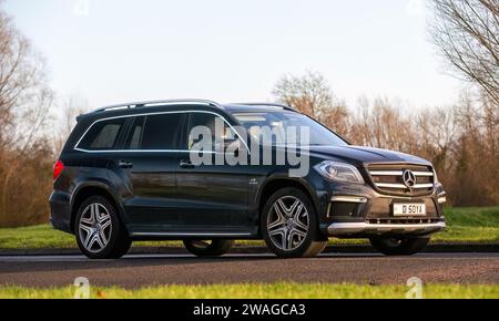 Stony Stratford, Großbritannien, 1. Januar 2024. 2015 Mercedes Benz GL 63 AMG kommt in Stony Stratford zum jährlichen Neujahrstag Oldtimer und Oldtimer an Stockfoto