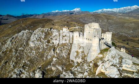 Rocca Calascio 2023. Die Burg von Rocca Calascio aus der Vogelperspektive, erbaut 1140, ist die höchste Festung im Apennin. Januar 2024 Abruzz Stockfoto