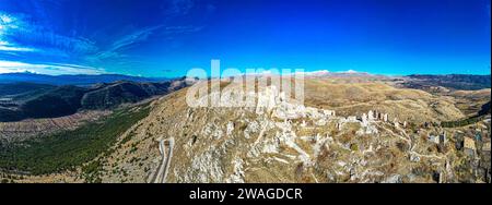 Rocca Calascio 2023. Die Burg von Rocca Calascio aus der Vogelperspektive, erbaut 1140, ist die höchste Festung im Apennin. Januar 2024 Abruzz Stockfoto