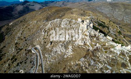 Rocca Calascio 2023. Die Burg von Rocca Calascio aus der Vogelperspektive, erbaut 1140, ist die höchste Festung im Apennin. Januar 2024 Abruzz Stockfoto