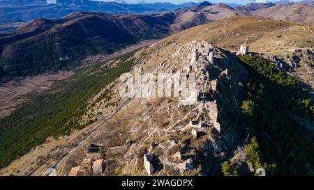 Rocca Calascio 2023. Die Burg von Rocca Calascio aus der Vogelperspektive, erbaut 1140, ist die höchste Festung im Apennin. Januar 2024 Abruzz Stockfoto