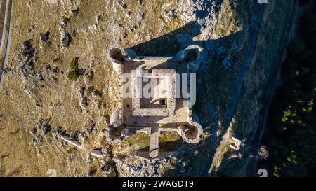 Rocca Calascio 2023. Die Burg von Rocca Calascio aus der Vogelperspektive, erbaut 1140, ist die höchste Festung im Apennin. Januar 2024 Abruzz Stockfoto