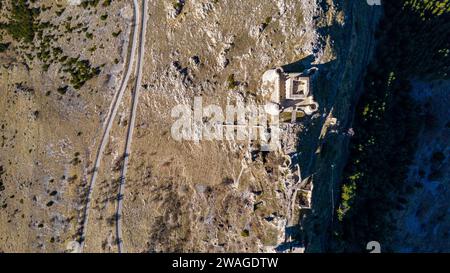 Rocca Calascio 2023. Die Burg von Rocca Calascio aus der Vogelperspektive, erbaut 1140, ist die höchste Festung im Apennin. Januar 2024 Abruzz Stockfoto