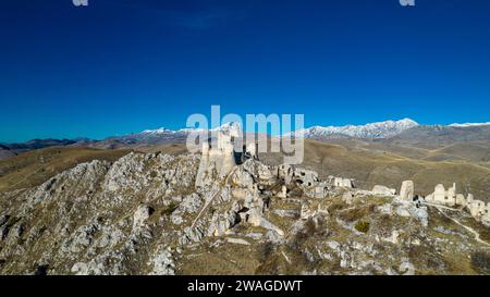 Rocca Calascio 2023. Die Burg von Rocca Calascio aus der Vogelperspektive, erbaut 1140, ist die höchste Festung im Apennin. Januar 2024 Abruzz Stockfoto