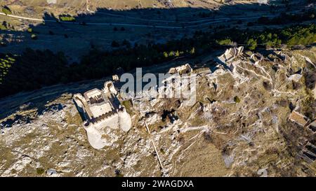 Rocca Calascio 2023. Die Burg von Rocca Calascio aus der Vogelperspektive, erbaut 1140, ist die höchste Festung im Apennin. Januar 2024 Abruzz Stockfoto