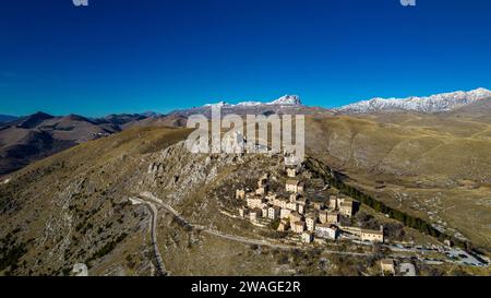 Rocca Calascio 2023. Die Burg von Rocca Calascio aus der Vogelperspektive, erbaut 1140, ist die höchste Festung im Apennin. Januar 2024 Abruzz Stockfoto