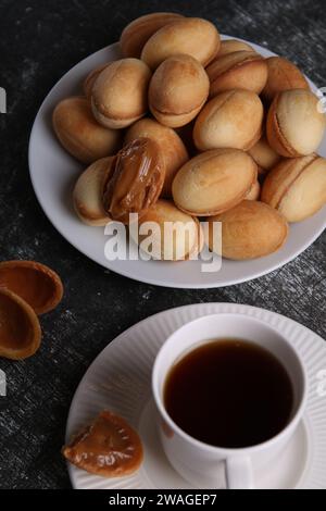 Auf diesem kulinarischen Foto erwarten Sie hausgemachte Köstlichkeiten, die jeweils ein appetitlicher Genuss sind. Die vielen gebackenen Kekse versprechen eine knusprige Süße und machen sie perfekt Stockfoto