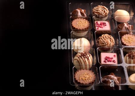Eine verlockende Auswahl an Schokoladenbonbons auf diesem Foto dieses Sortiment ist jedoch mit dem Bewusstsein für Kalorien ausgestattet, was es zu einer Sammlung für diese Art macht Stockfoto