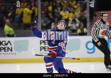 Göteborg, Schweden . Januar 2024. GÖTEBORG, SCHWEDEN 20240104Jimmy Snuggerud feiert beim Halbfinalspiel der IIHF Juniorenweltmeisterschaft zwischen den USA und Finnland im Skandinavium am 4. Januar 2024 in Göteborg, Schweden. Foto: Adam Ihse/TT/Kod 9200 Credit: TT News Agency/Alamy Live News Stockfoto