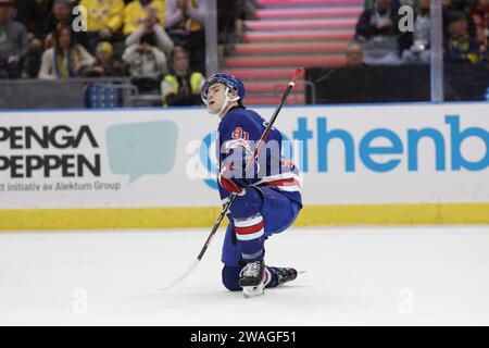 Göteborg, Schweden . Januar 2024. GÖTEBORG, SCHWEDEN 20240104Jimmy Snuggerud feiert beim Halbfinalspiel der IIHF Juniorenweltmeisterschaft zwischen den USA und Finnland im Skandinavium am 4. Januar 2024 in Göteborg, Schweden. Foto: Adam Ihse/TT/Kod 9200 Credit: TT News Agency/Alamy Live News Stockfoto