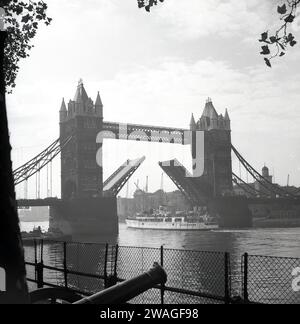 1960er Jahre, historisches Dampfschiff, Royal Sovereign, unter der Tower Bridge, an der Themse, London, England, Großbritannien. Der Vergnügungskreuzer wurde 1948 von William Denny & Brothers in Dumbarton für die GSNSC gebaut und nahm Passagiere auf Reisen zwischen Tower Pier in London, über Southend, Küstenstädten in Kent und Häfen an der französischen Küste mit. Stockfoto