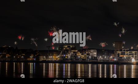 Feuerwerk über dem Rhein in Köln am Silvesterabend Stockfoto