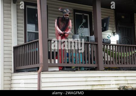 Johnson City, Tennessee, Usa 16. 01. 2023 Tree Streets Historic District: eine böse Figur auf einer Veranda. Stockfoto