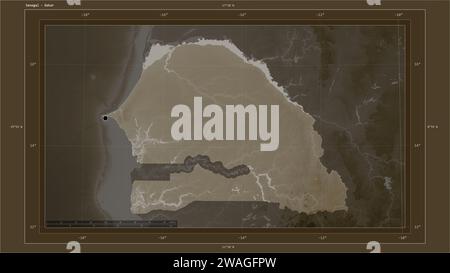 Senegal wird auf einer in Sepia-Tönen farbigen Höhenkarte mit Seen- und Flusskarte mit dem Hauptstadt des Landes, kartographischem Raster, Entfernung hervorgehoben Stockfoto