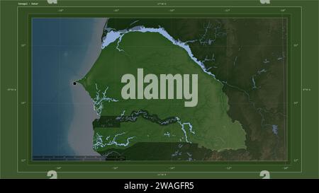 Senegal wird auf einer blassfarbenen Höhenkarte mit Seen- und Flusskarte mit Landeshauptstadt, kartographischem Raster, Entfernungsskala und hervorgehoben Stockfoto