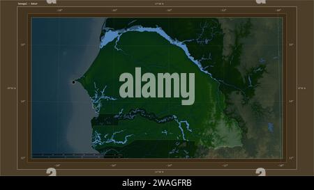 Senegal wird auf einer farbigen Höhenkarte mit Seen- und Flusskarte mit Landeshauptstadt, kartographischem Raster, Entfernungsskala und Karte b hervorgehoben Stockfoto