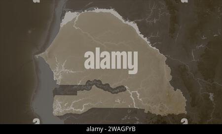 Senegal wird auf einer in Sepia-Tönen eingefärbten Höhenkarte mit Seen und Flüssen hervorgehoben Stockfoto