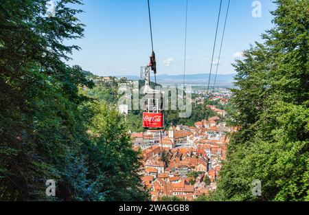 Brasov, Rumänien - 2. September 2023: Seilbahn zum Gipfel des Tampa mit der Stadt Brasov im Hintergrund. Stockfoto