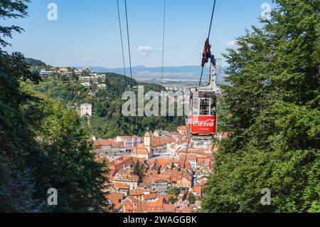 Brasov, Rumänien - 2. September 2023: Seilbahn zum Gipfel des Tampa mit der Stadt Brasov im Hintergrund. Stockfoto