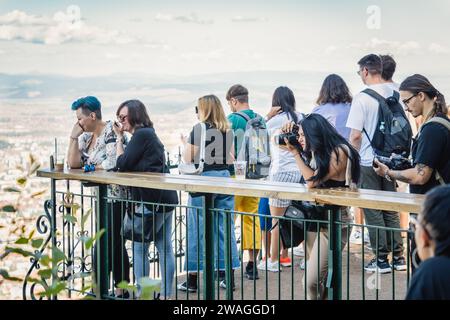 Brasov, Rumänien - 02. September 2023: Viele Touristen genießen die Aussicht vom Belvedere Point auf dem Berg Tampa über die Stadt Brasov. Stockfoto