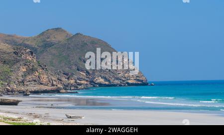 Sehen Sie Al Mughsayl Beach (auch als Al Mughsail Beach geschrieben), die berühmteste Touristenattraktion in salalah, Oman. Stockfoto