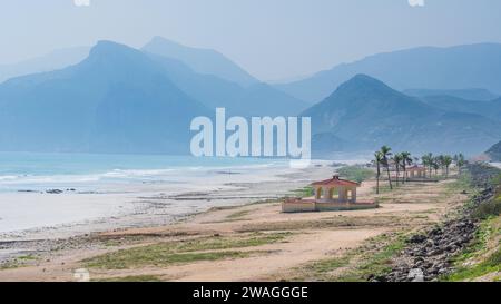 Sehen Sie Al Mughsayl Beach (auch als Al Mughsail Beach geschrieben), die berühmteste Touristenattraktion in salalah, Oman. Stockfoto