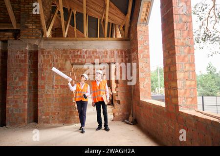 Team von Bauspezialisten, die das Innere von Wohngebäuden inspizieren Stockfoto
