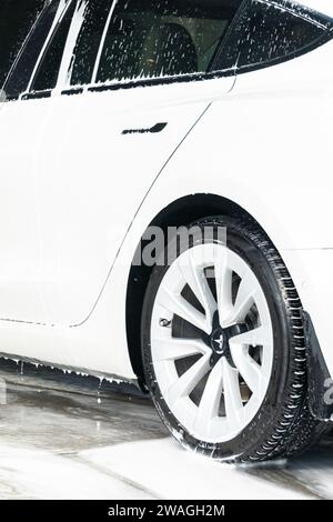 Umweltfreundliche Reinigung: Elektroautos zu Hause waschen Stockfoto