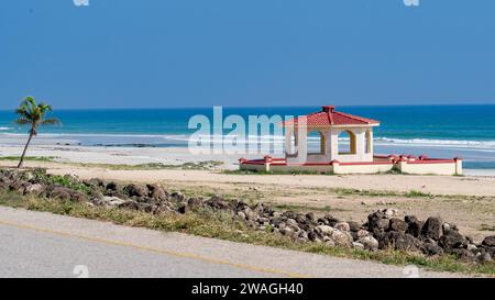 Sehen Sie Al Mughsayl Beach (auch als Al Mughsail Beach geschrieben), die berühmteste Touristenattraktion in salalah, Oman. Stockfoto