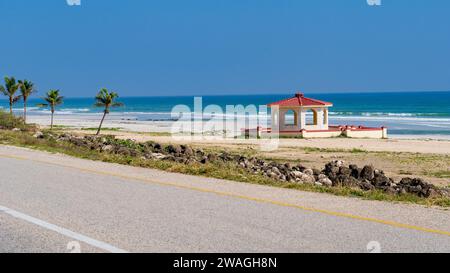 Sehen Sie Al Mughsayl Beach (auch als Al Mughsail Beach geschrieben), die berühmteste Touristenattraktion in salalah, Oman. Stockfoto