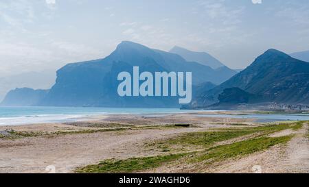 Sehen Sie Al Mughsayl Beach (auch als Al Mughsail Beach geschrieben), die berühmteste Touristenattraktion in salalah, Oman. Stockfoto