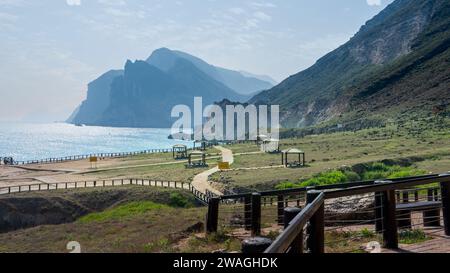 Sehen Sie Al Mughsayl Beach (auch als Al Mughsail Beach geschrieben), die berühmteste Touristenattraktion in salalah, Oman. Stockfoto
