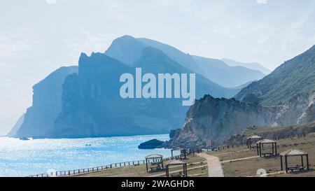 Sehen Sie Al Mughsayl Beach (auch als Al Mughsail Beach geschrieben), die berühmteste Touristenattraktion in salalah, Oman. Stockfoto