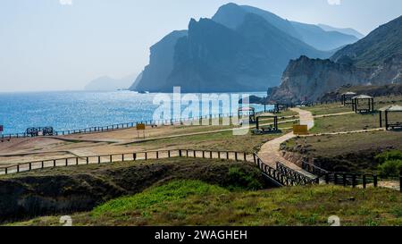 Sehen Sie Al Mughsayl Beach (auch als Al Mughsail Beach geschrieben), die berühmteste Touristenattraktion in salalah, Oman. Stockfoto