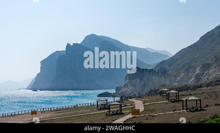 Sehen Sie Al Mughsayl Beach (auch als Al Mughsail Beach geschrieben), die berühmteste Touristenattraktion in salalah, Oman. Stockfoto