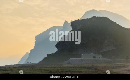 Sehen Sie Al Mughsayl Beach (auch als Al Mughsail Beach geschrieben), die berühmteste Touristenattraktion in salalah, Oman. Stockfoto