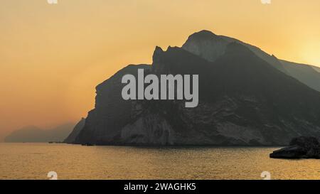 Sehen Sie Al Mughsayl Beach (auch als Al Mughsail Beach geschrieben), die berühmteste Touristenattraktion in salalah, Oman. Stockfoto