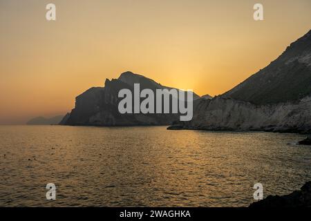 Sehen Sie Al Mughsayl Beach (auch als Al Mughsail Beach geschrieben), die berühmteste Touristenattraktion in salalah, Oman. Stockfoto