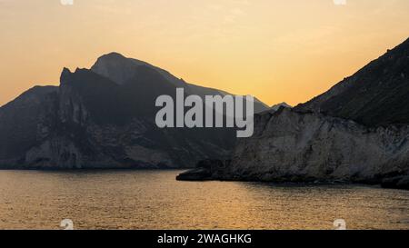 Sehen Sie Al Mughsayl Beach (auch als Al Mughsail Beach geschrieben), die berühmteste Touristenattraktion in salalah, Oman. Stockfoto