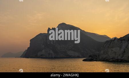 Sehen Sie Al Mughsayl Beach (auch als Al Mughsail Beach geschrieben), die berühmteste Touristenattraktion in salalah, Oman. Stockfoto