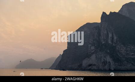 Sehen Sie Al Mughsayl Beach (auch als Al Mughsail Beach geschrieben), die berühmteste Touristenattraktion in salalah, Oman. Stockfoto