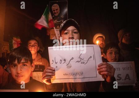 Januar 2024, Srinagar, Jammu und Kaschmir, Indien: ein kaschmirischer schiitischer Junge hält ein Poster während einer Demonstration nach zwei Explosionen im Iran, bei denen fast 100 Menschen getötet und verwundet wurden, während einer Gedenkfeier für den Oberkommandanten Qassem Soleimani, der 2020 im Irak von einer US-Drohne getötet wurde. (Kreditbild: © Adil Abbas/ZUMA Press Wire) NUR REDAKTIONELLE VERWENDUNG! Nicht für kommerzielle ZWECKE! Stockfoto