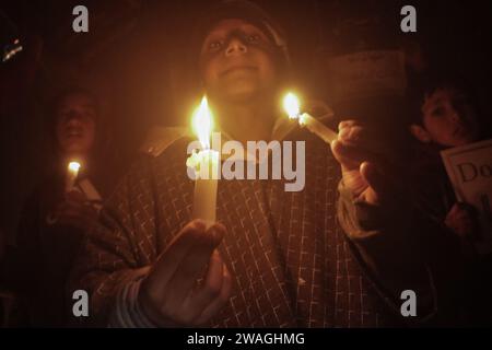 4. Januar 2024, Srinagar, Jammu und Kaschmir, Indien: Ein schiitischer Junge aus Kaschmir hält Kerze während einer Demonstration nach zwei Explosionen im Iran, bei denen fast 100 Menschen getötet und verwundet wurden, während einer Gedenkfeier für den Oberkommandeur Qassem Soleimani, der 2020 im Irak von einer US-Drohne getötet wurde. (Kreditbild: © Adil Abbas/ZUMA Press Wire) NUR REDAKTIONELLE VERWENDUNG! Nicht für kommerzielle ZWECKE! Stockfoto