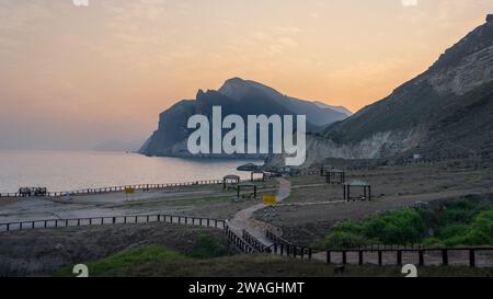 Sehen Sie Al Mughsayl Beach (auch als Al Mughsail Beach geschrieben), die berühmteste Touristenattraktion in salalah, Oman. Stockfoto
