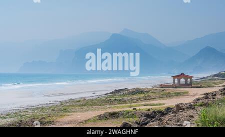 Sehen Sie Al Mughsayl Beach (auch als Al Mughsail Beach geschrieben), die berühmteste Touristenattraktion in salalah, Oman. Stockfoto