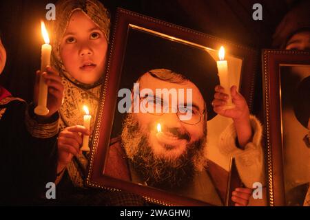 Januar 2024, Srinagar, Jammu und Kaschmir, Indien: ein kaschmirisches schiitisches Mädchen hält während einer Demonstration eine Kerze, nachdem zwei Explosionen im Iran bei einer Gedenkfeier für den Oberkommandeur Qassem Soleimani, der 2020 im Irak von einer US-Drohne getötet wurde, fast 100 Menschen getötet und verwundet hatten. (Kreditbild: © Adil Abbas/ZUMA Press Wire) NUR REDAKTIONELLE VERWENDUNG! Nicht für kommerzielle ZWECKE! Stockfoto