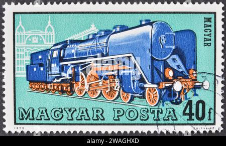 Gestempelte Briefmarke von Ungarn, die deutsche Lokomotive zeigt, um 1972. Stockfoto